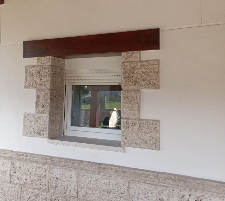 ventana decorada con piedra